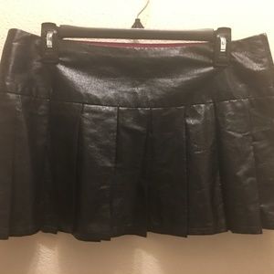 Charlotte Russe Black Mini Skirt - sz 8  (F-9)